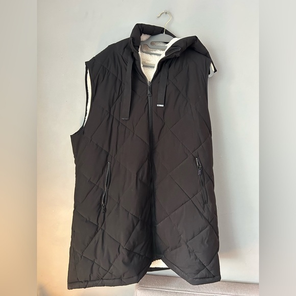 Koolaburra by Ugg Women's Reversible Long Vest, size XXL. Worn once black/ cream - Picture 3 of 6